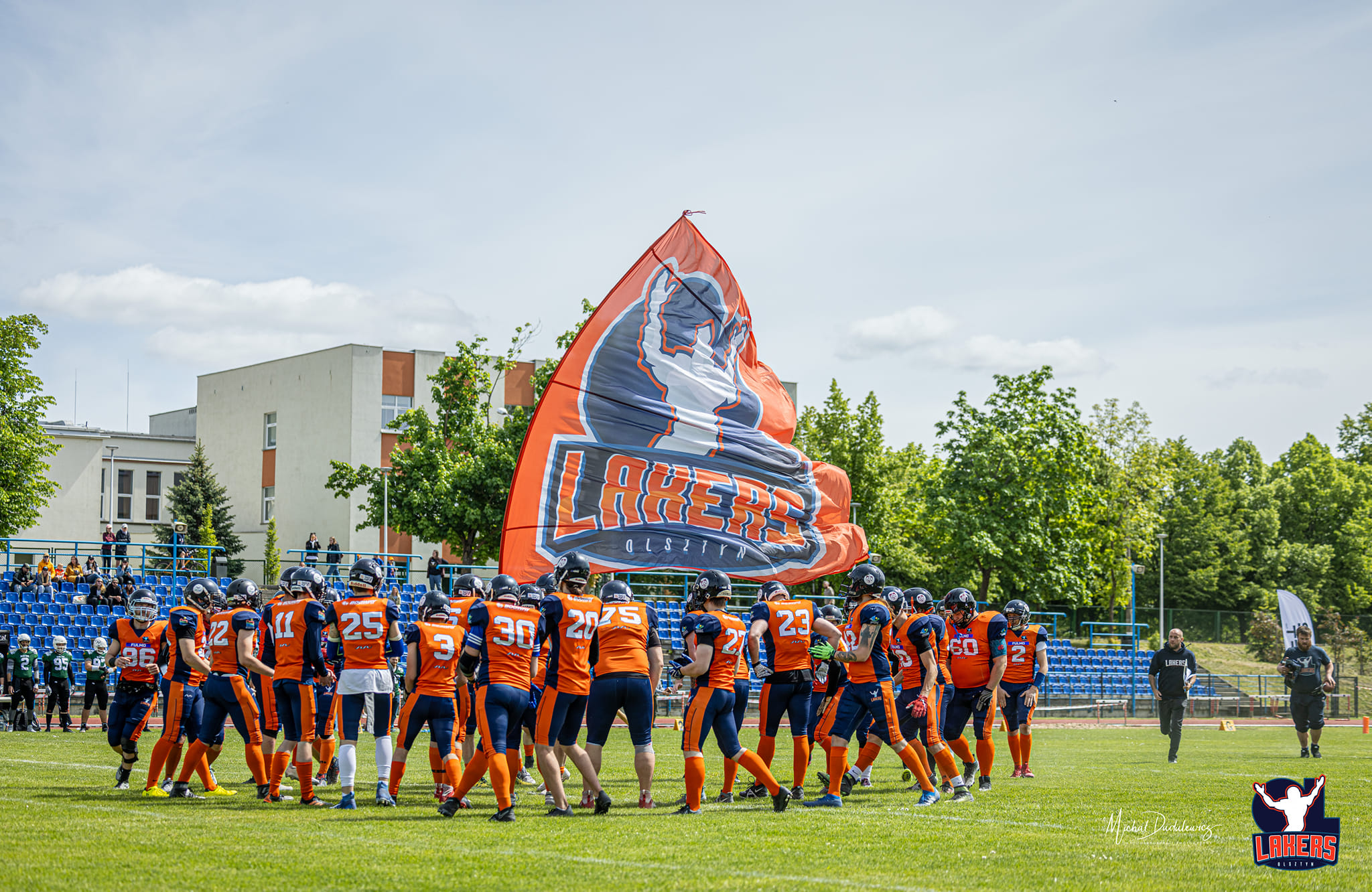 Olsztyn Lakers together beneath the club flag